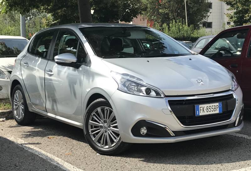 débosselage de peugeot 208 avec peinture au pistolet pres de marignane dans les bouches du rhone